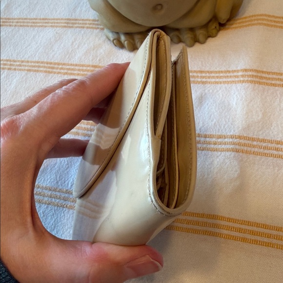 Gucci tan patent leather wallet with Gold Clasp - Picture 12 of 12